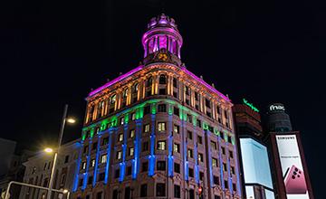 iluminación fachada edificio histórico