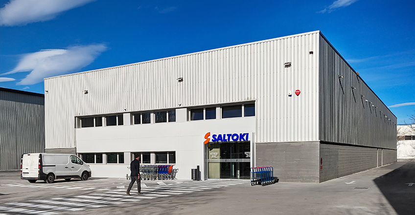 "Acceso a la tienda del nuevo Saltoki Figueres"