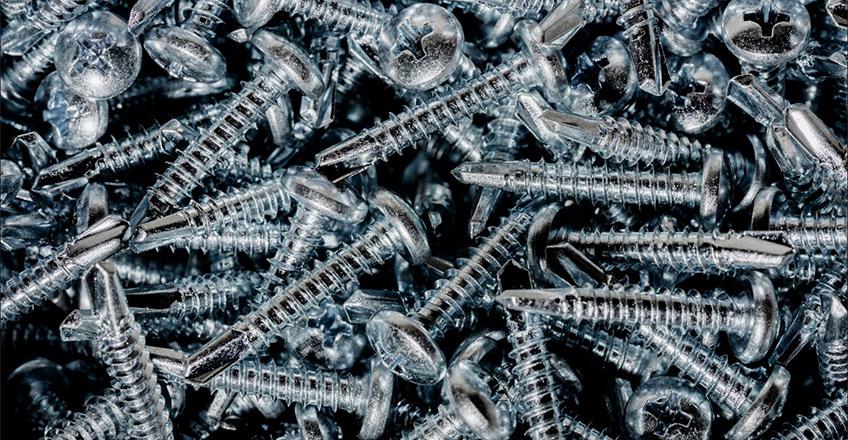 Cuando se trata de fijaciones, la elección del material no es solo una cuestión de precio. Afecta directamente a la durabilidad, seguridad y rendimiento de cualquier instalación. Entre las opciones más comunes están los tornillos y arandelas de acero inoxidable A2 y A4, y los tornillos zincados.
