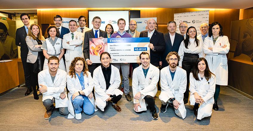 Entrega cheque donación de clientes de Saltoki a Niños contra el Cáncer.