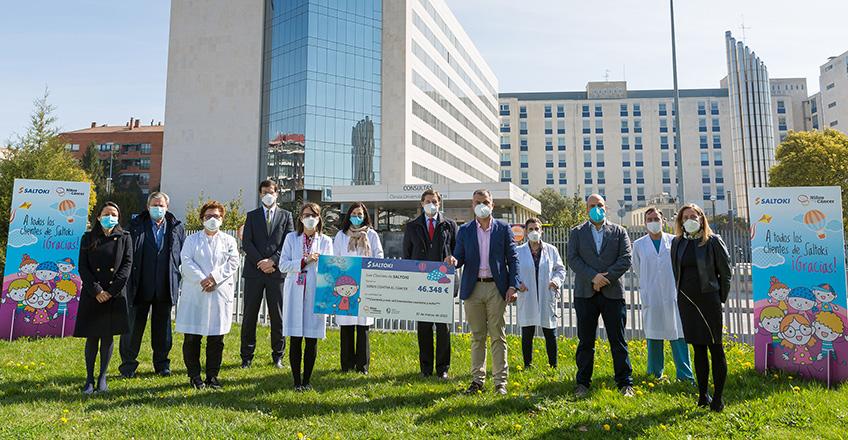 Entrega donación de clientes de Saltoki a Niños contra el Cáncer.