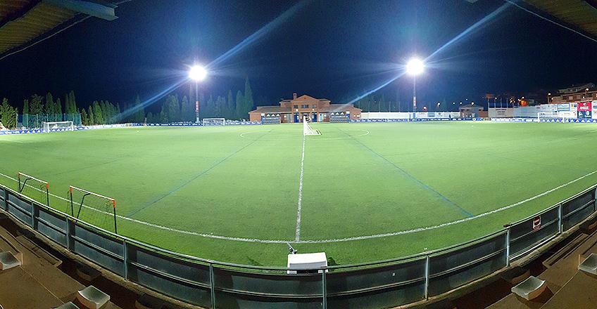 Iluminación en un campo de fútbol.