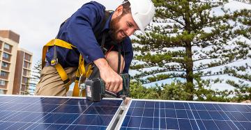 Instalación de paneles solares fotovoltaicas sobre un tejado