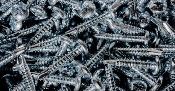 Cuando se trata de fijaciones, la elección del material no es solo una cuestión de precio. Afecta directamente a la durabilidad, seguridad y rendimiento de cualquier instalación. Entre las opciones más comunes están los tornillos y arandelas de acero inoxidable A2 y A4, y los tornillos zincados.