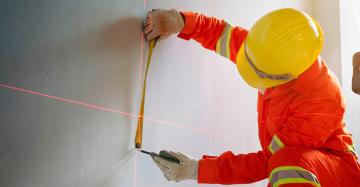 Trabajador con nivel láser